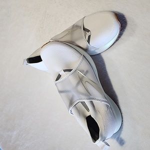 NWOT size 10 Brooks Levitate